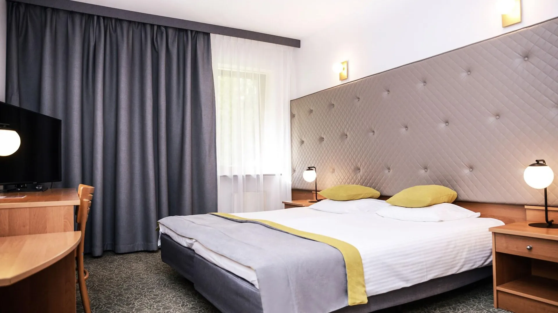 Dwor W Tomaszowicach Hotel Modlnica 3*,  Poland
